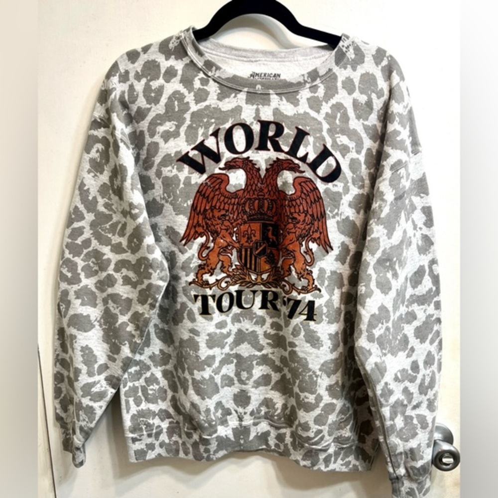 NWOT AMERICAN HIGHWAY World Tour 1974-
Women's Leopard Sweat Shirt Size Large